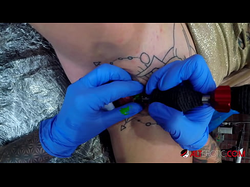 ❤️ Ekstremt tatovert hottie Sully Savage tok en tatovering på klitoris ☑ Jævla video hos oss no.xxx050890.ru
